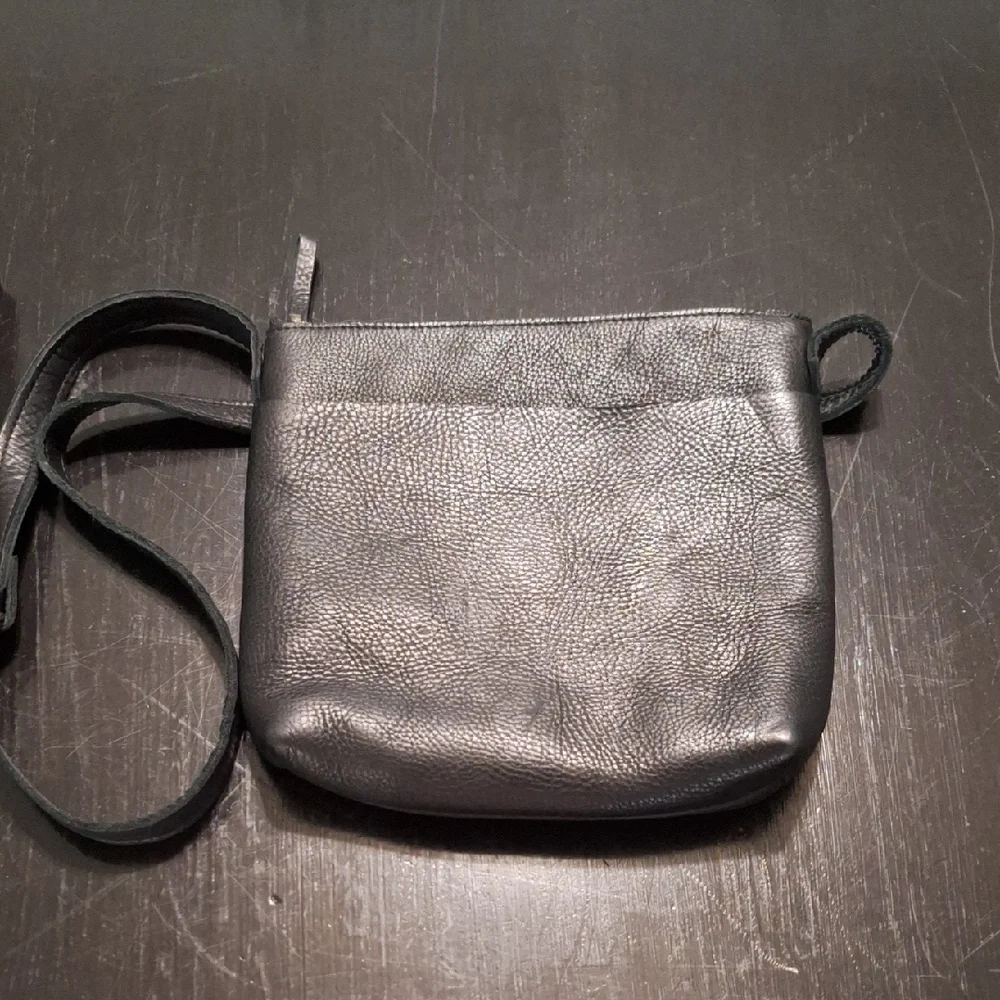Elegant Black Leather Crossbody Bag - Picture 1 of 4